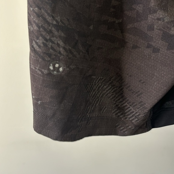 48. Lululemon T.H.E. Short Linerless 11"
The Elements Cyberspace Black MED - Picture 6 of 9